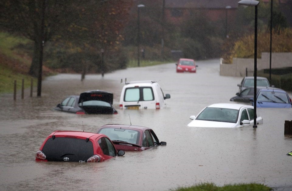 Cars-stranded-in-Bristol-flood