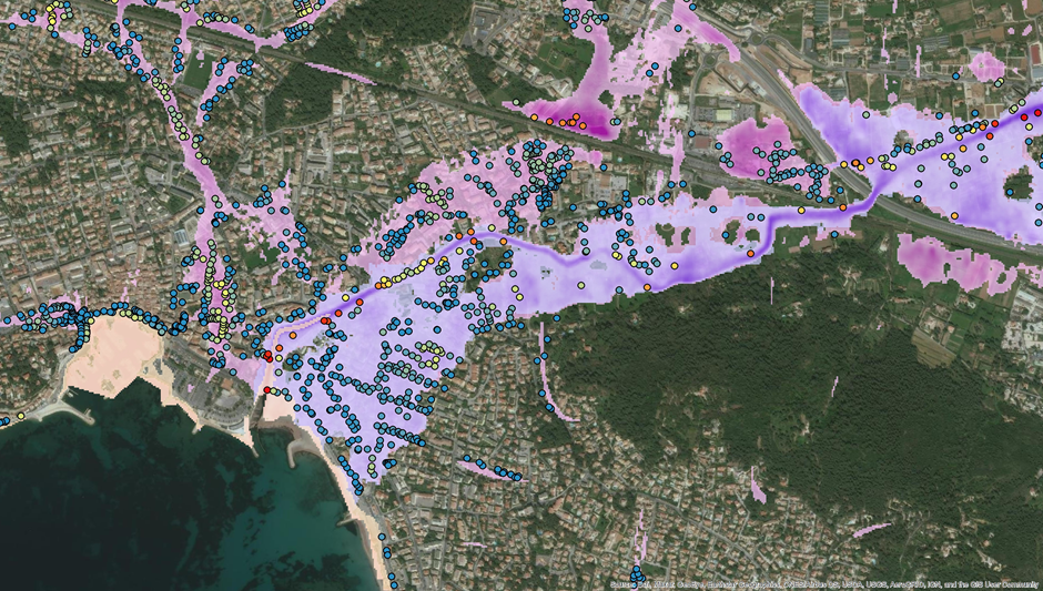 Ambiental FloodMap for Les Galets in southern France. Fluvial (blue), pluvial (pink) and tidal (orange) is shown overlaid with FloodScore. The red points represent the properties with the highest combined flood risk.