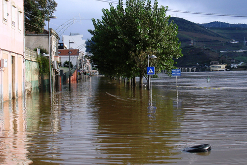 Understanding flood risk and climate change impacts for Portugal